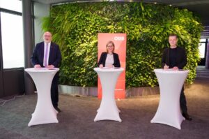 Einstimmiges Bekenntnis zu mehr gesellschaftlicher Verantwortung am "Internationalen Tag der Menschen mit Behinderungen“. Aus Anlass dazu unterzeichneten heute Klimaschutzministerin Leonore Gewessler, Konzernbetriebsratsvorsitzender Roman Hebenstreit (rechts), sowie ÖBB-Vorstandsvorsitzender Andreas Matthä im Namen der ÖBB die Charta der Inklusion. Foto: © ÖBB / Christian Zenger 