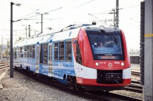 Leiser, umweltfreundlicher und bei den Fahrgästen beliebt ist der neue Wasserstoffzug der ÖBB.  Foto: © ÖBB / Marek Knopp